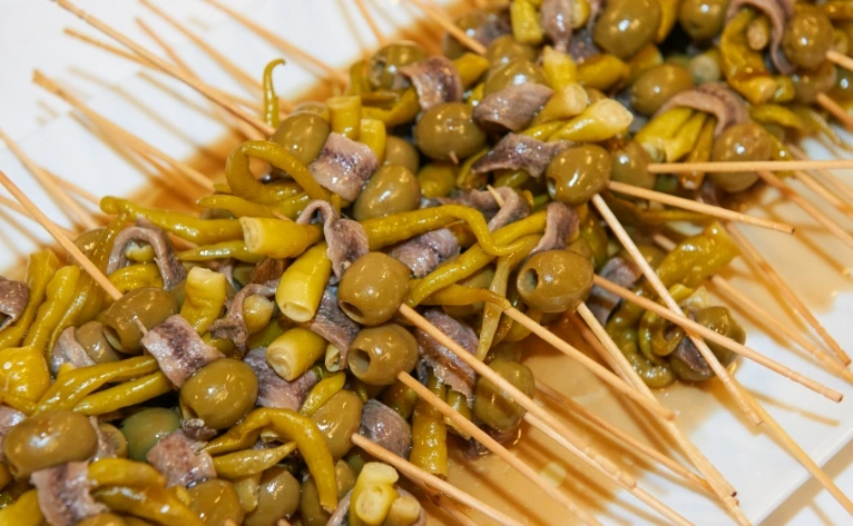 Plato de gildas con aceituna, anchoa y piparra