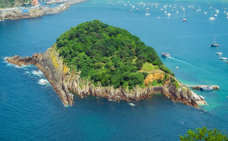 Vista aérea de la isla de Santa Clara en San Sebastián