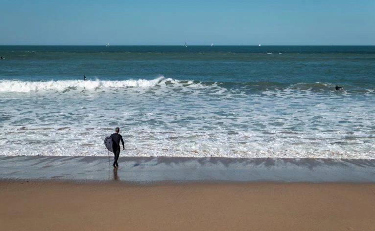 surfista en la playa de Itzurun