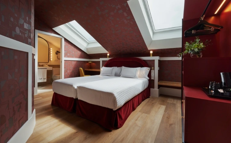 Habitación abuhardillada del Hotel Intelier Villa Katalina en San Sebastián