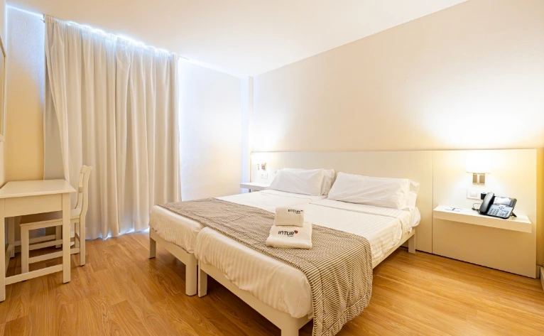 Habitaci&oacute;n del Hotel Rosella by Intelier en Cala Millor