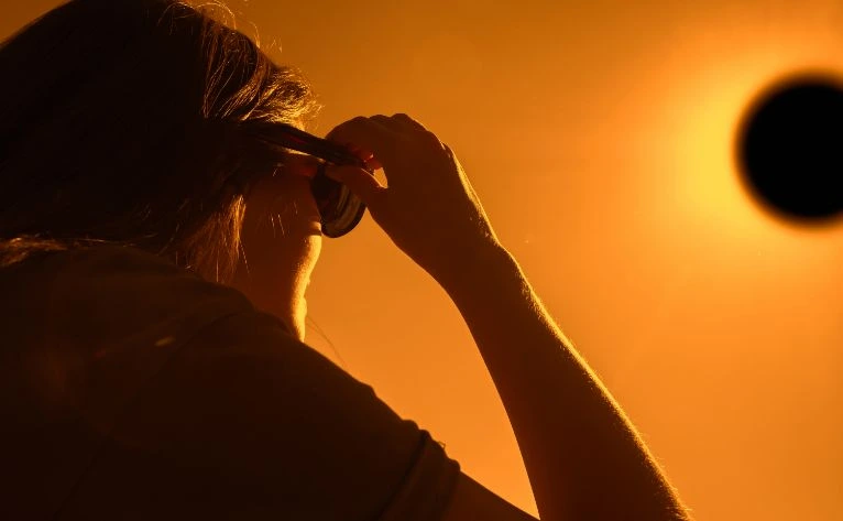 Observaci&oacute;n clipse solar gafas homologadas