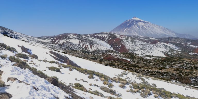 Parque Nacional del Teide nevado en invierno, paisaje volc&aacute;nico del interior de Tenerife con cielo despejado y naturaleza &uacute;nica