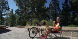 Ciclista descansando en Hotel Spa Villalba rodeado de naturaleza en Tenerife
