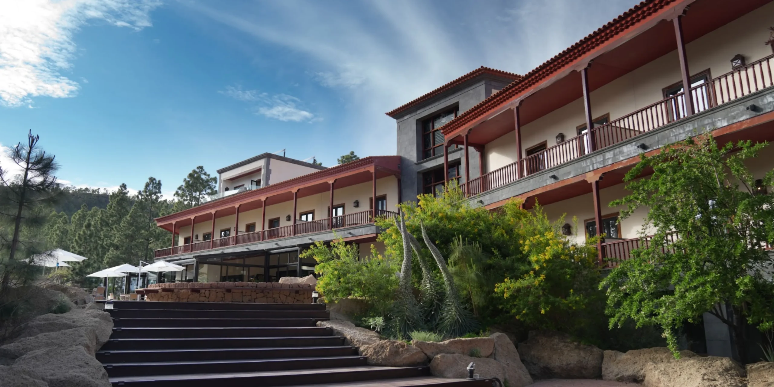 Fachada y escalinata del Hotel Spa Villalba rodeado de pino canario en Vilaflor.