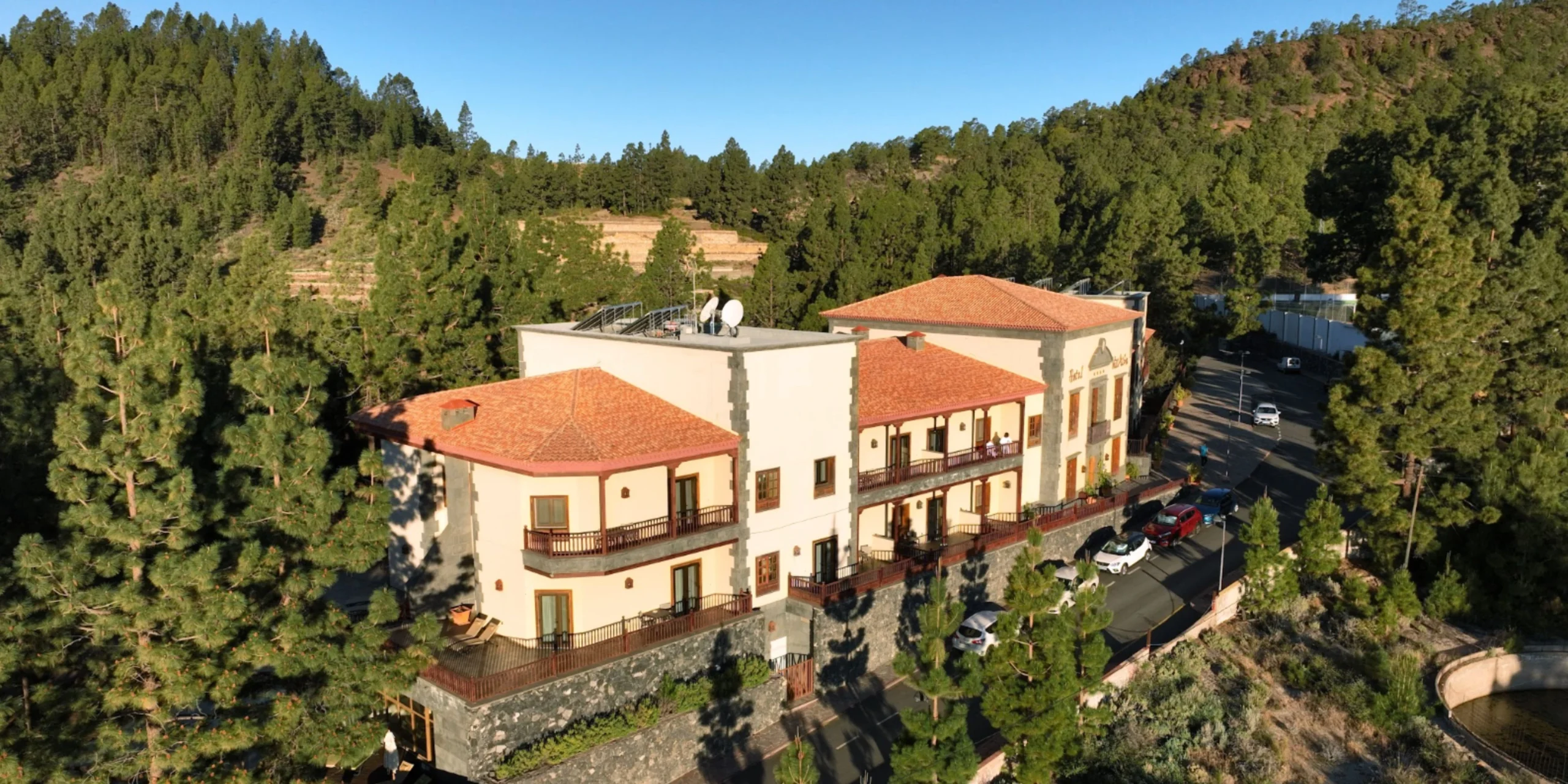 Vista aérea del Hotel Spa Villalba rodeado de pinar en Vilaflor de Chasna, Tenerife.