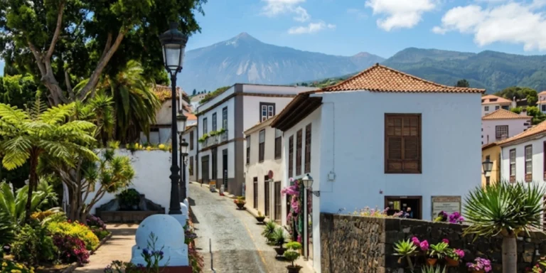Calle tradicional de Icod de los Vinos con casas blancas y el volcán Teide de fondo.