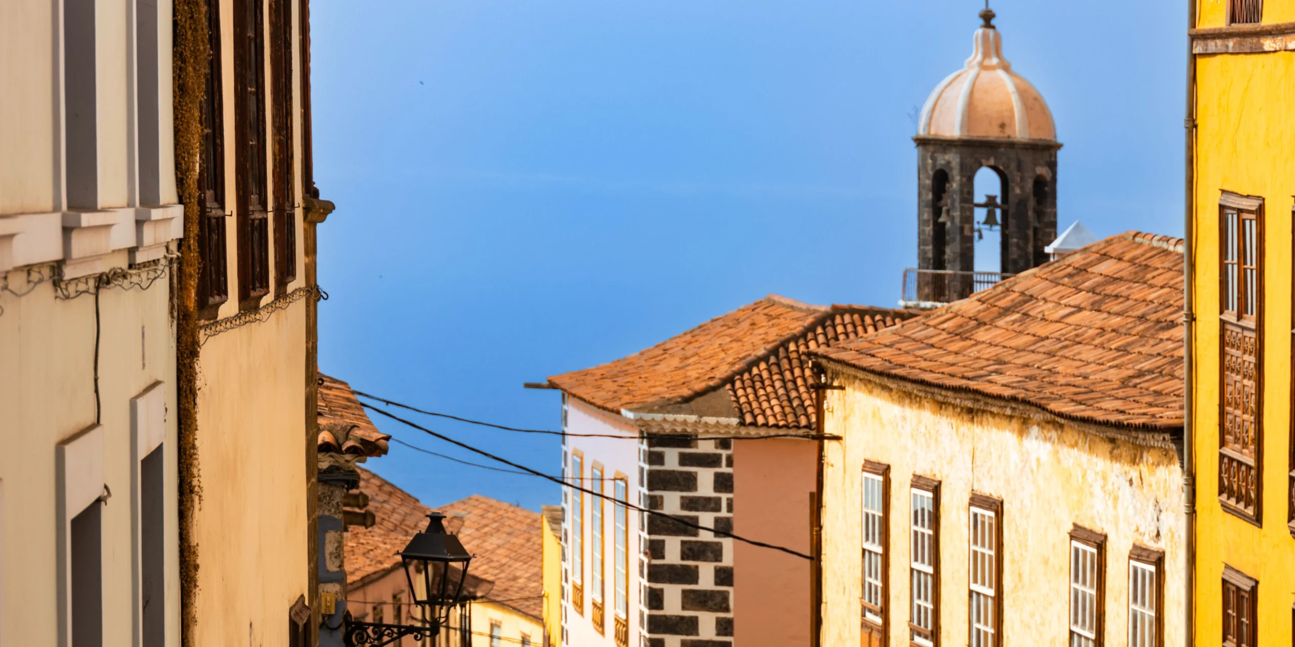 Vista de los tejados tradicionales y la torre de la iglesia en el casco histórico de La Orotava.