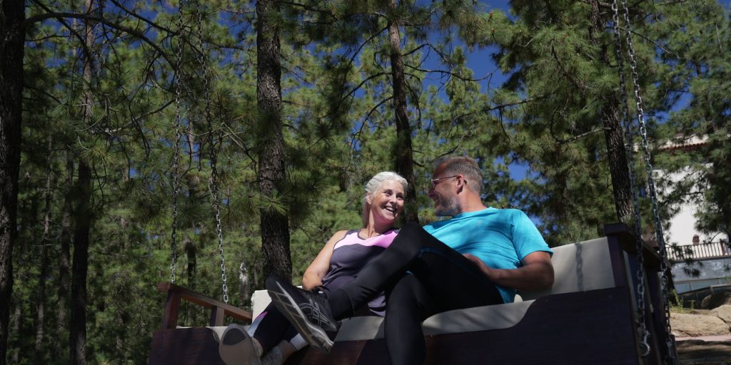Pareja disfrutando de un momento de descanso juntos en el exterior del Hotel Spa Villalba, escapada rom&aacute;ntica en Tenerife