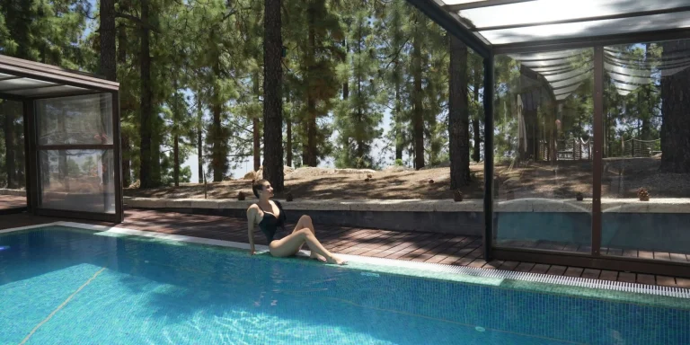 Piscina exterior del Hotel Spa Villalba rodeada de pinar en Tenerife