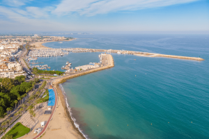 Vista panorámica del puerto de Cambrils con barcos pesqueros y ambiente marinero