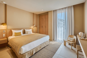 Habitación del hotel Marina Cambrils by URH con diseño luminoso y acogedor