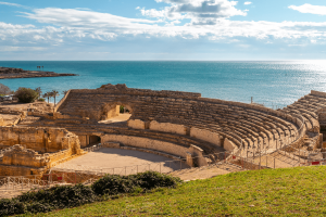 Anfiteatro romano de Tarragona frente al mar Mediterráneo