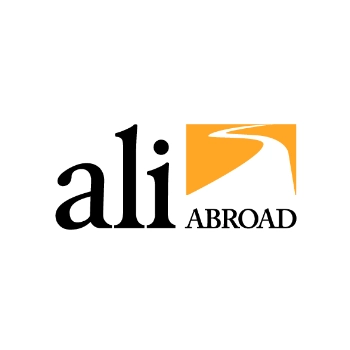 Logo de "ali ABROAD" con un camino naranja en un cuadro.
