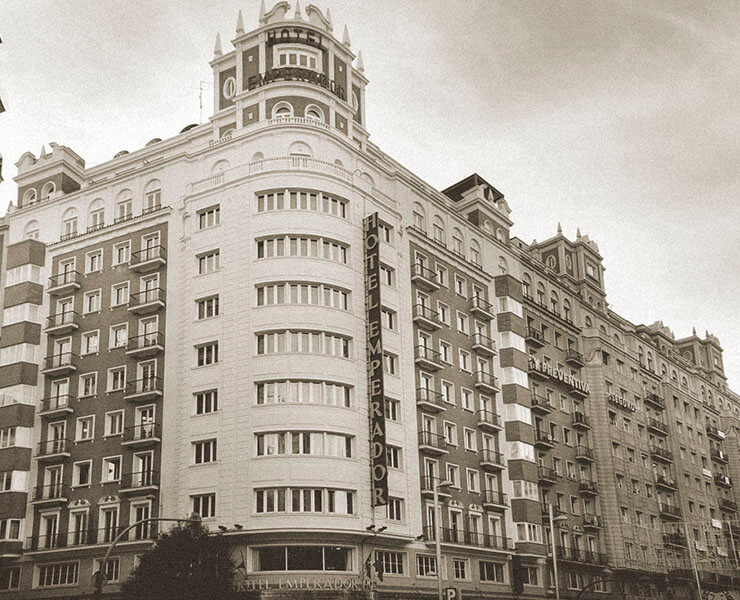 Edificio histórico con fachada detallada y letrero de "Hotel Emperador" en el centro.