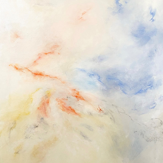 Pintura abstracta con tonos suaves de naranja, amarillo y azul en un fondo claro.