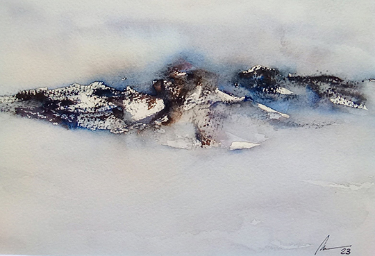 Acuarela de montañas nevadas en tonos azules y marrones, contrastando con el fondo claro.